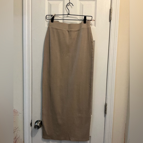 Elegant Tan knit Skirt - Picture 4 of 8